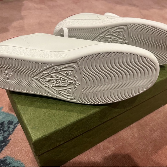 Gucci white and pink sneaker size 38.5 never been worn comes in original box - Picture 4 of 4